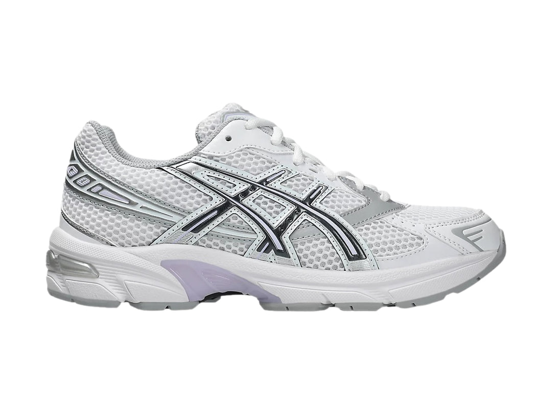 Tenis deportivos ASICS GEL-1130 en color blanco y gris con detalles de malla transpirable.