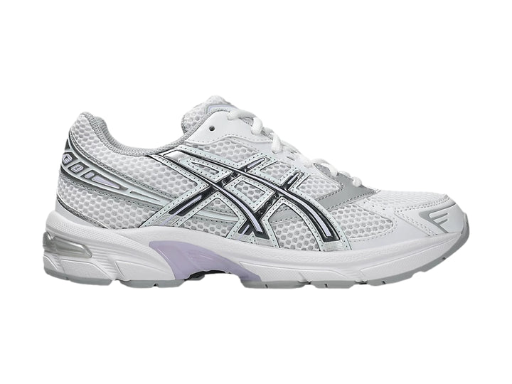 Tenis deportivos ASICS GEL-1130 en color blanco y gris con detalles de malla transpirable.