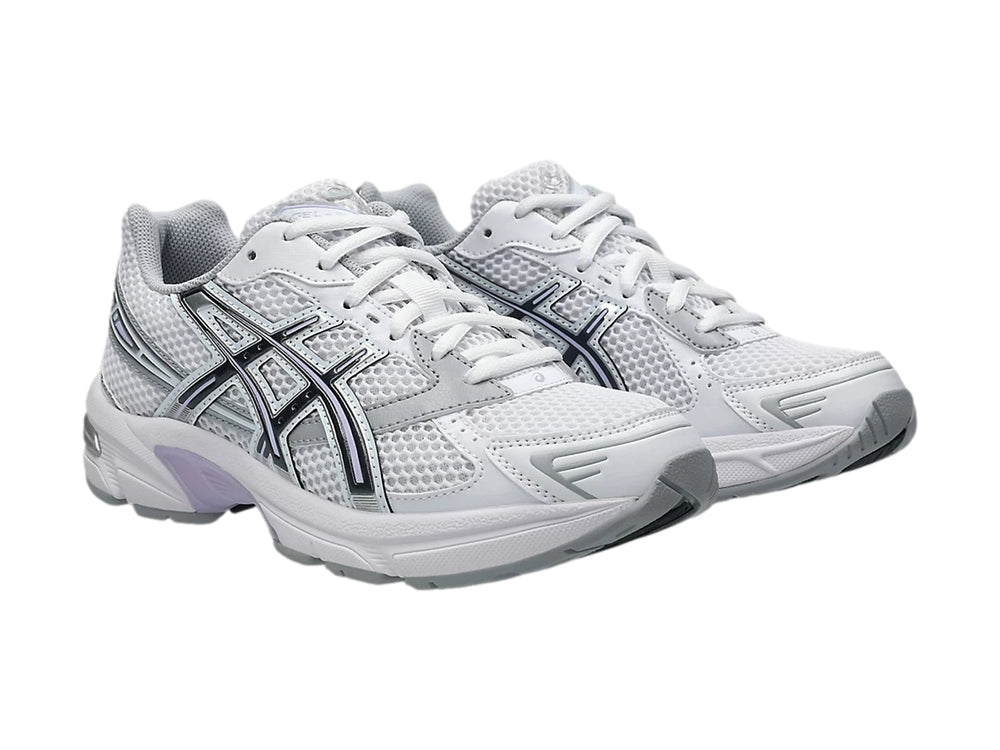 Tenis deportivos ASICS GEL-1130 en color blanco y gris con detalles de malla transpirable.