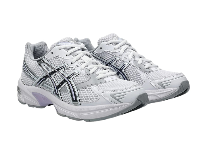 Tenis deportivos ASICS GEL-1130 en color blanco y gris con detalles de malla transpirable.