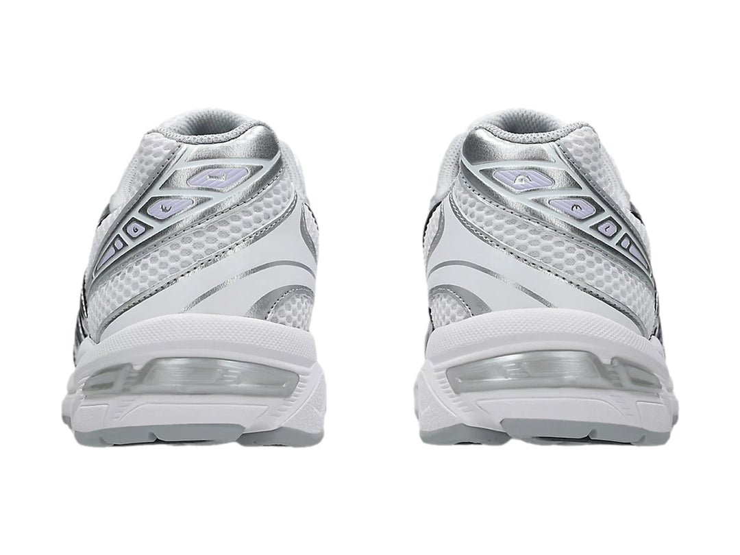 Tenis deportivos ASICS GEL-1130 en color blanco y gris con detalles de malla transpirable.