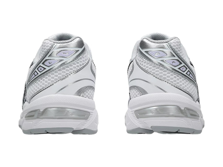 Tenis deportivos ASICS GEL-1130 en color blanco y gris con detalles de malla transpirable.