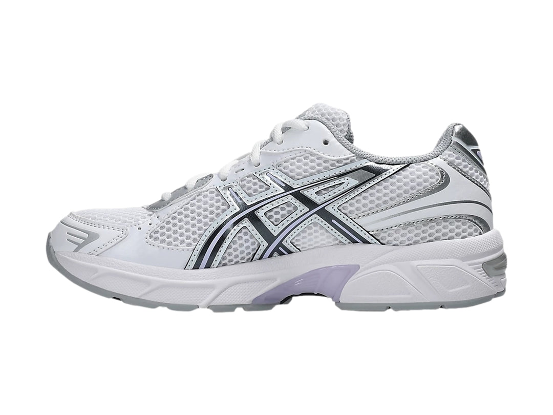 Tenis deportivos ASICS GEL-1130 en color blanco y gris con detalles de malla transpirable.