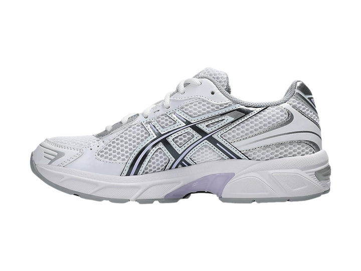 Tenis deportivos ASICS GEL-1130 en color blanco y gris con detalles de malla transpirable.