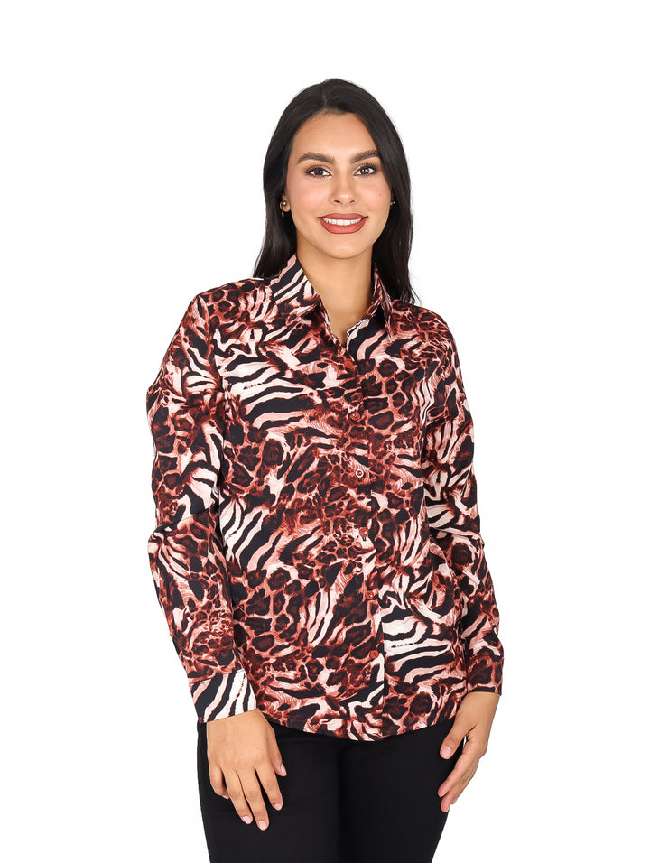 Camisa de manga larga para mujer con estampado animal print en tonos marrón, negro y blanco.