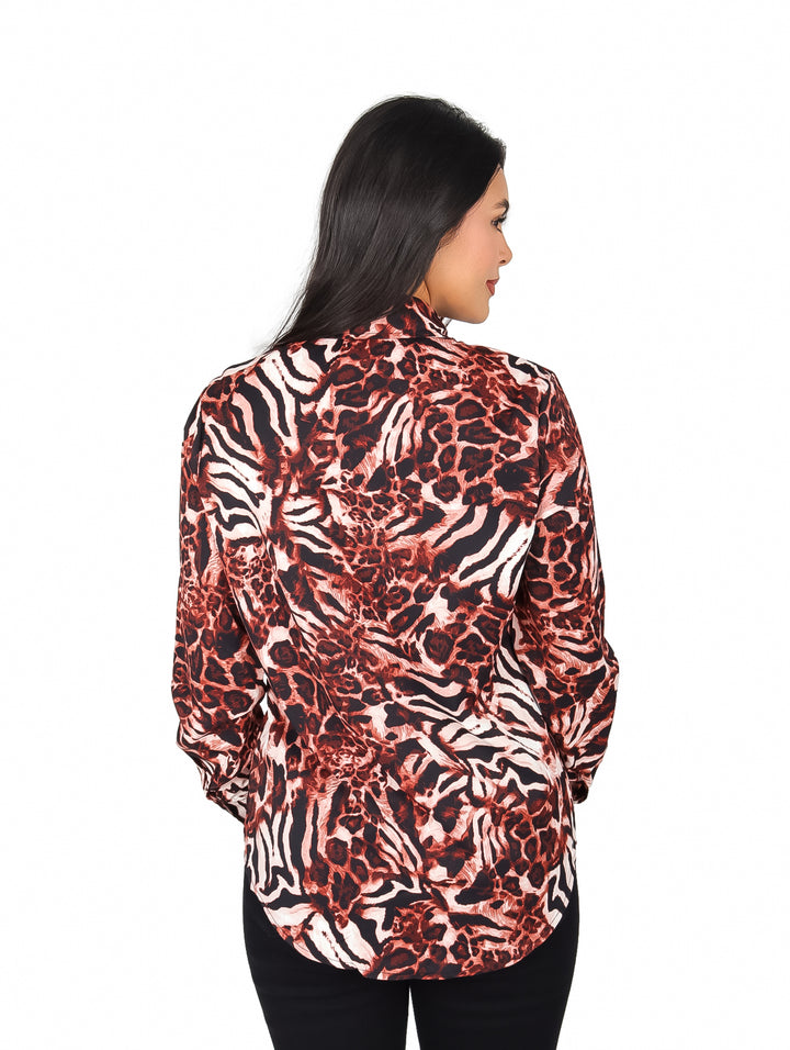 Camisa de manga larga para mujer con estampado animal print en tonos marrón, negro y blanco.