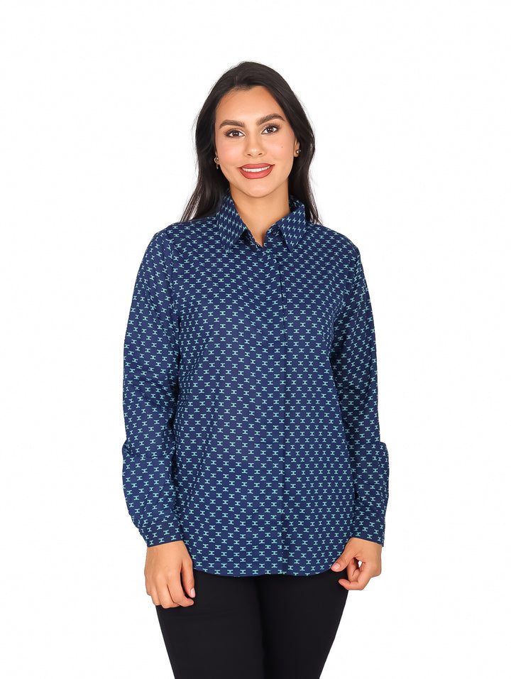 Mujer vistiendo una camisa azul de manga larga con estampado pequeño y cuello.