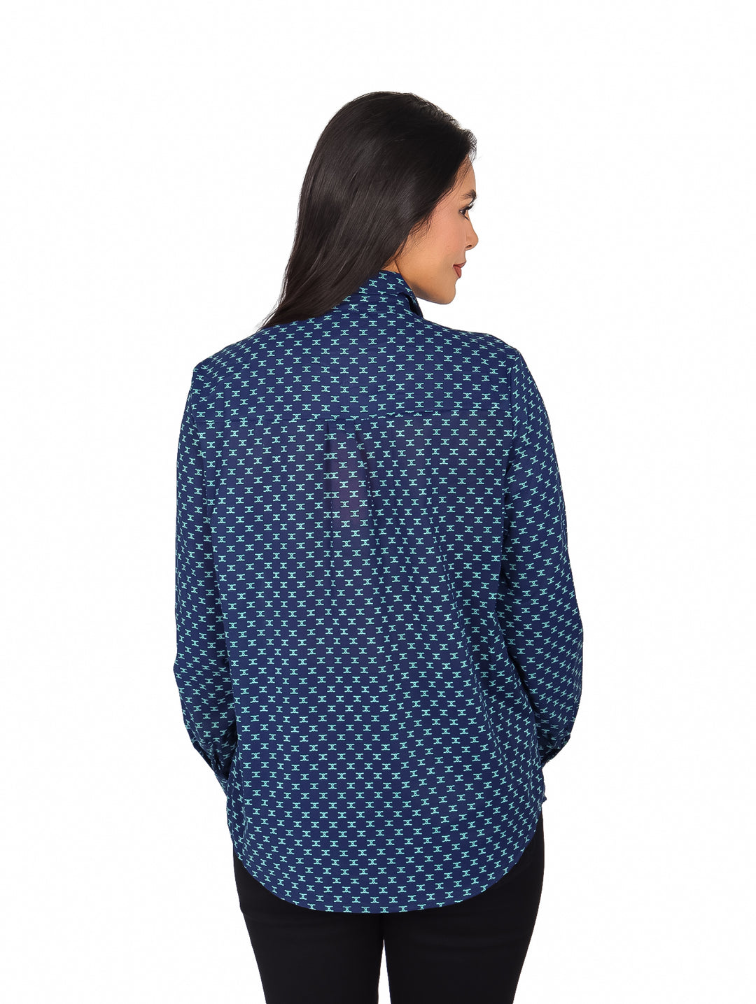 Mujer vistiendo una camisa azul de manga larga con estampado pequeño y cuello.