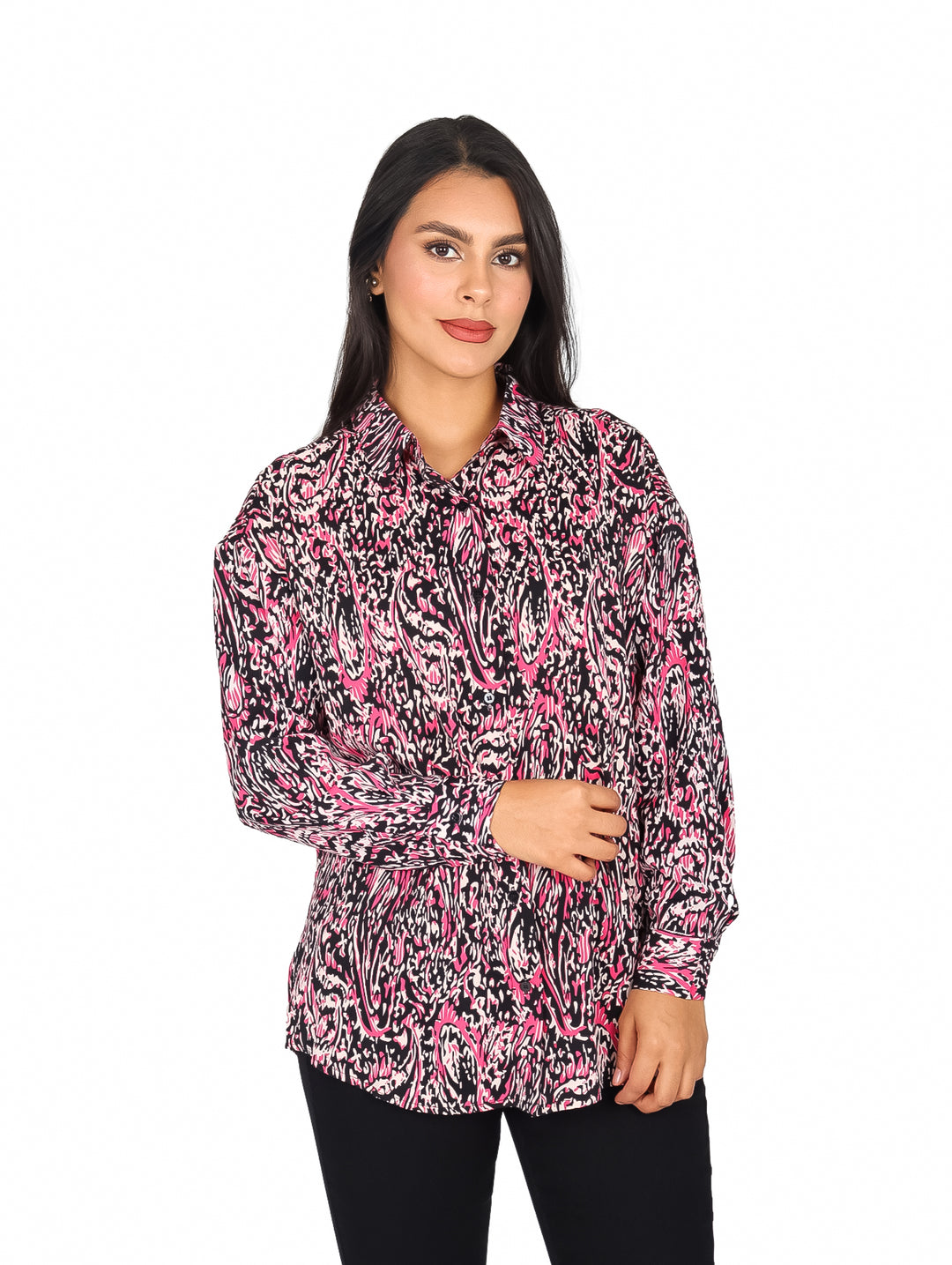 Mujer vistiendo camisa de manga larga con estampado abstracto en colores fushia y negro.
