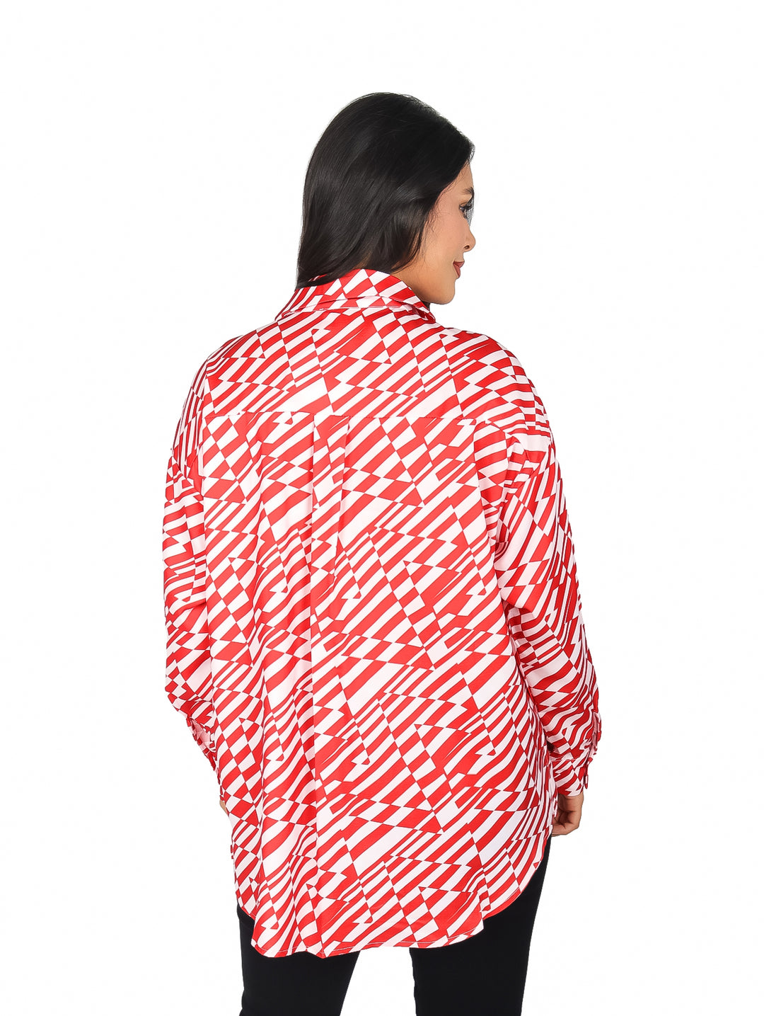 Camisa de manga larga con estampado de líneas asimétricas en colores rojo y blanco.