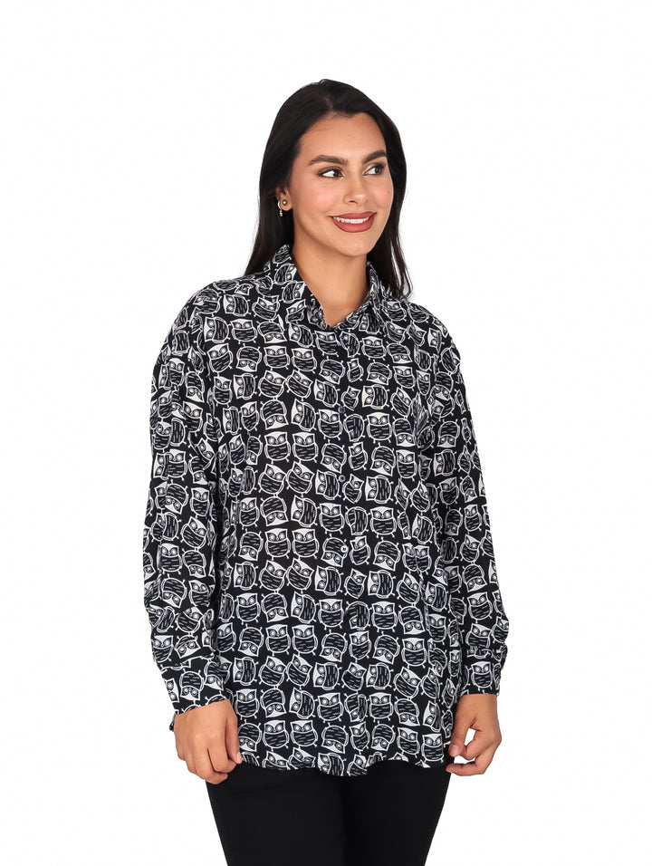 Mujer vistiendo camisa negra de manga larga con estampado blanco de búhos y cuello clásico.