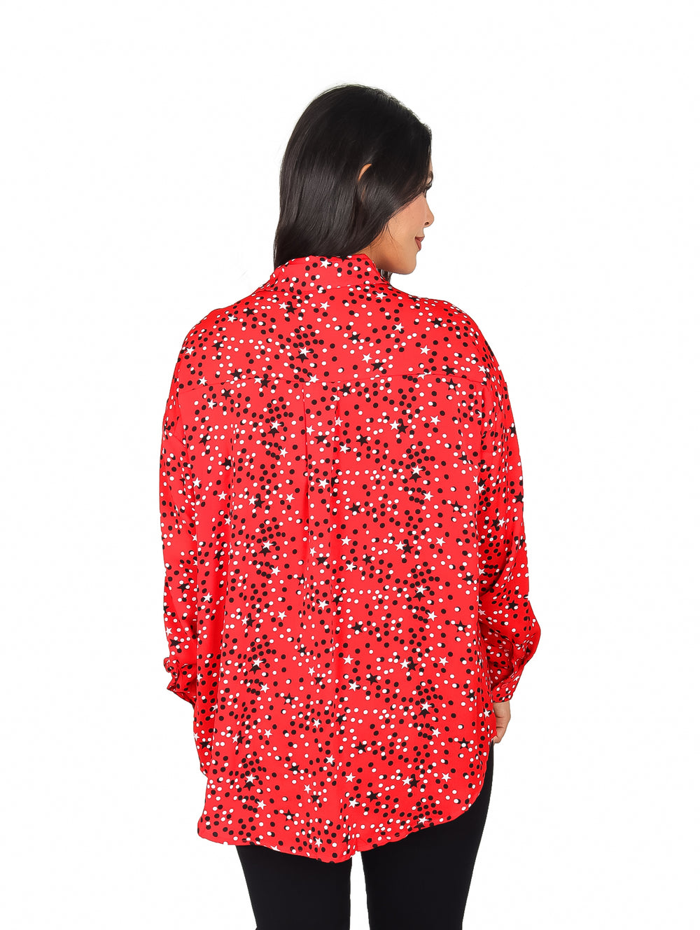 Camisa roja de manga larga con estampado de estrellas y lunares blancos para mujer.
