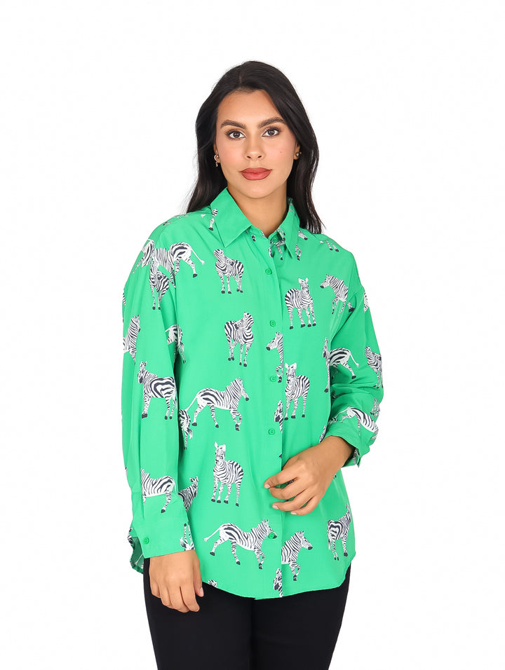 Camisa verde de manga larga con estampado de cebras en blanco y negro.
