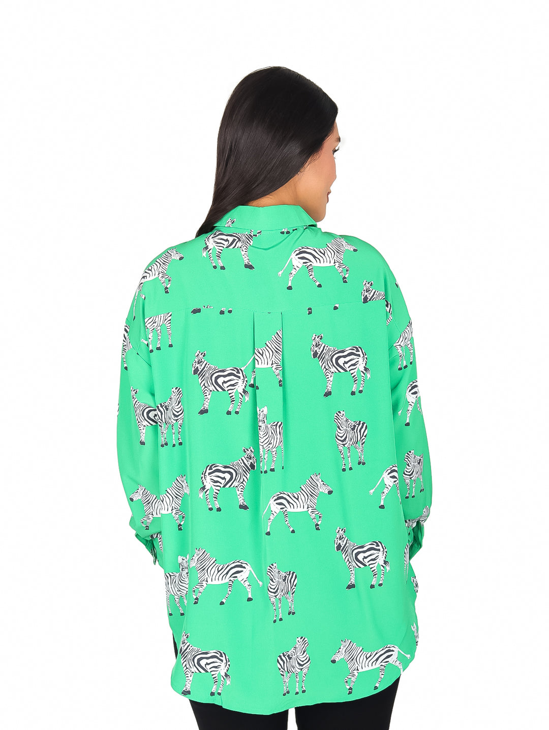 Camisa verde de manga larga con estampado de cebras en blanco y negro.