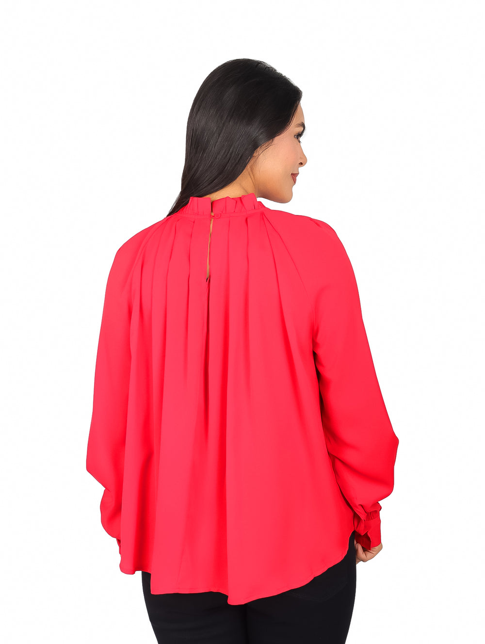 Mujer vistiendo blusa roja de cuello alto con pliegues frontales y mangas largas.