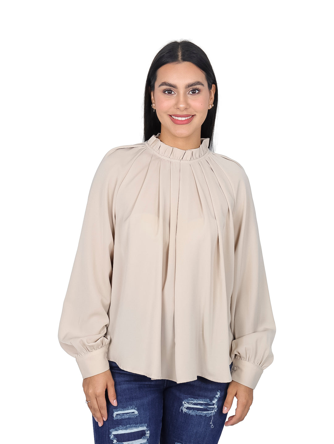 Mujer vistiendo blusa color beige de manga larga con cuello alto y pliegues frontales.