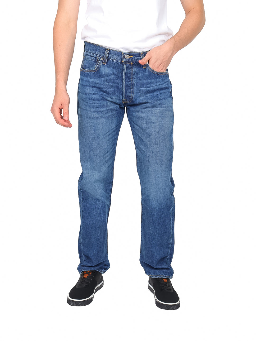 Pantalones Levi's 501 de mezclilla color azul con corte recto.