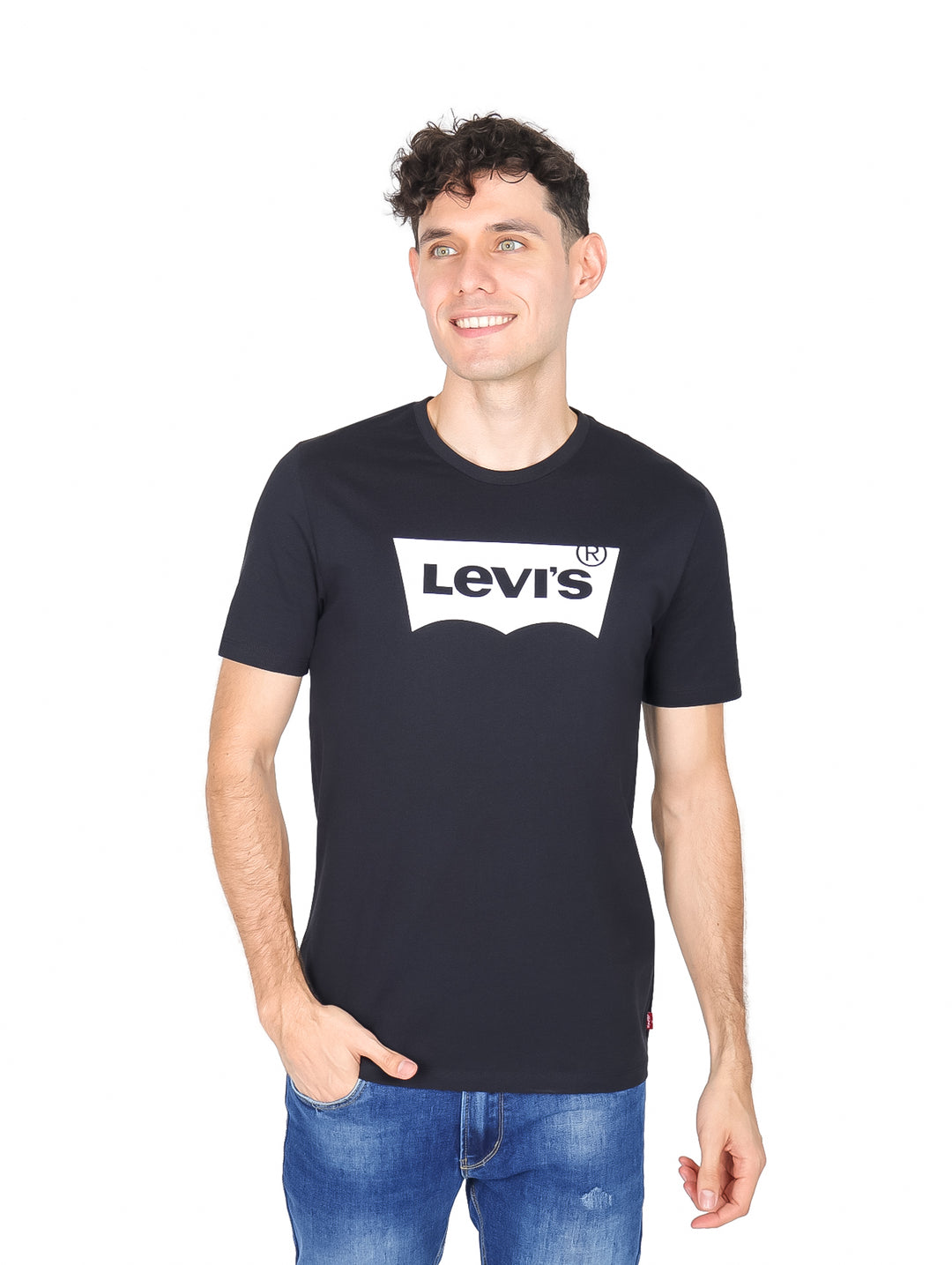 Hombre vistiendo playera negra de manga corta con logotipo blanco de Levi's en el pecho.