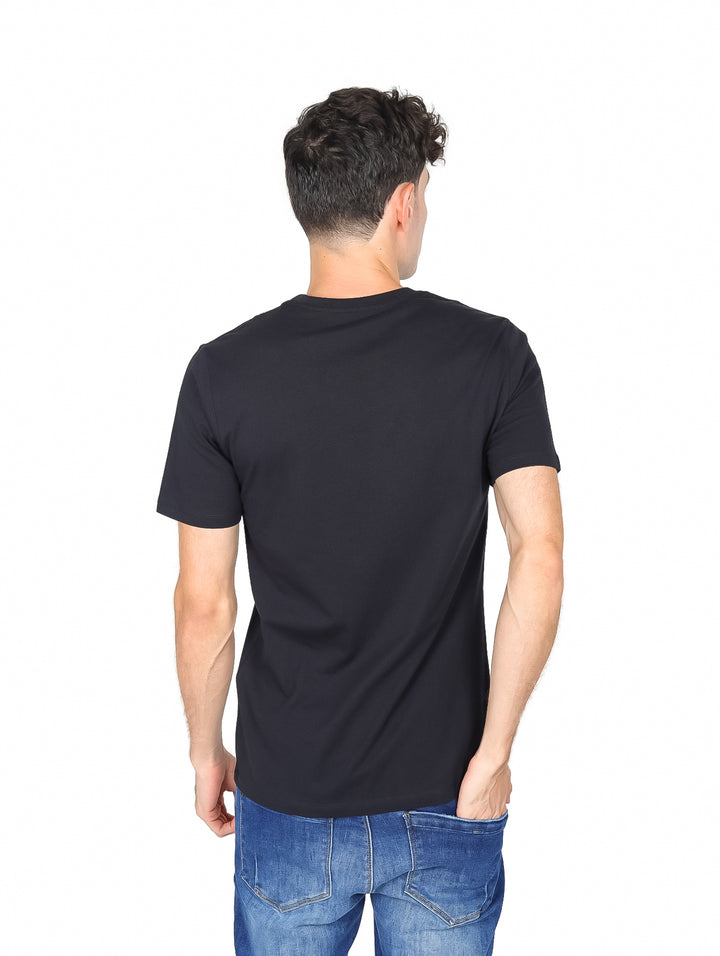 Hombre vistiendo playera negra de manga corta con logotipo blanco de Levi&