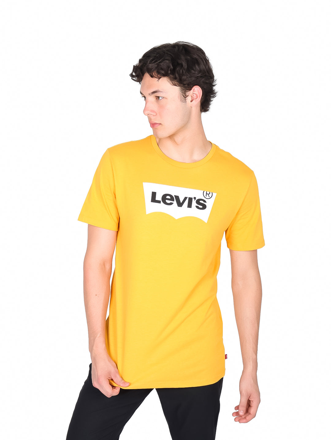 Hombre vistiendo una playera amarilla de manga corta con el logotipo de Levi's en el pecho.