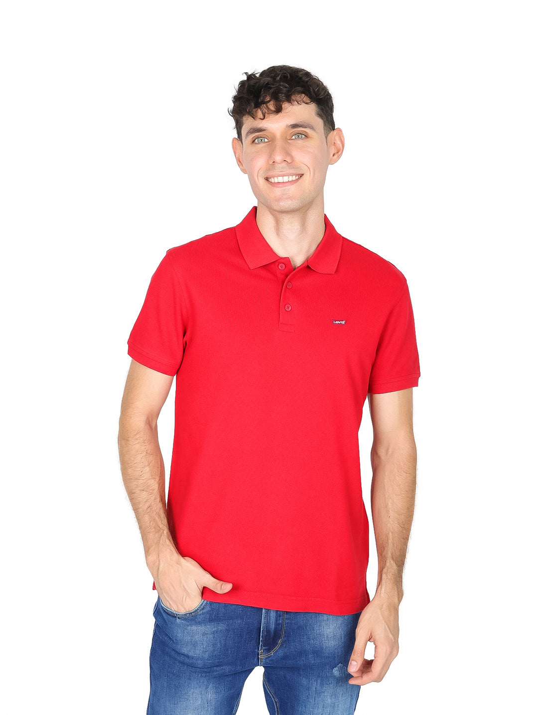 Hombre vistiendo una playera polo de color rojo crimson de la marca Levi's.