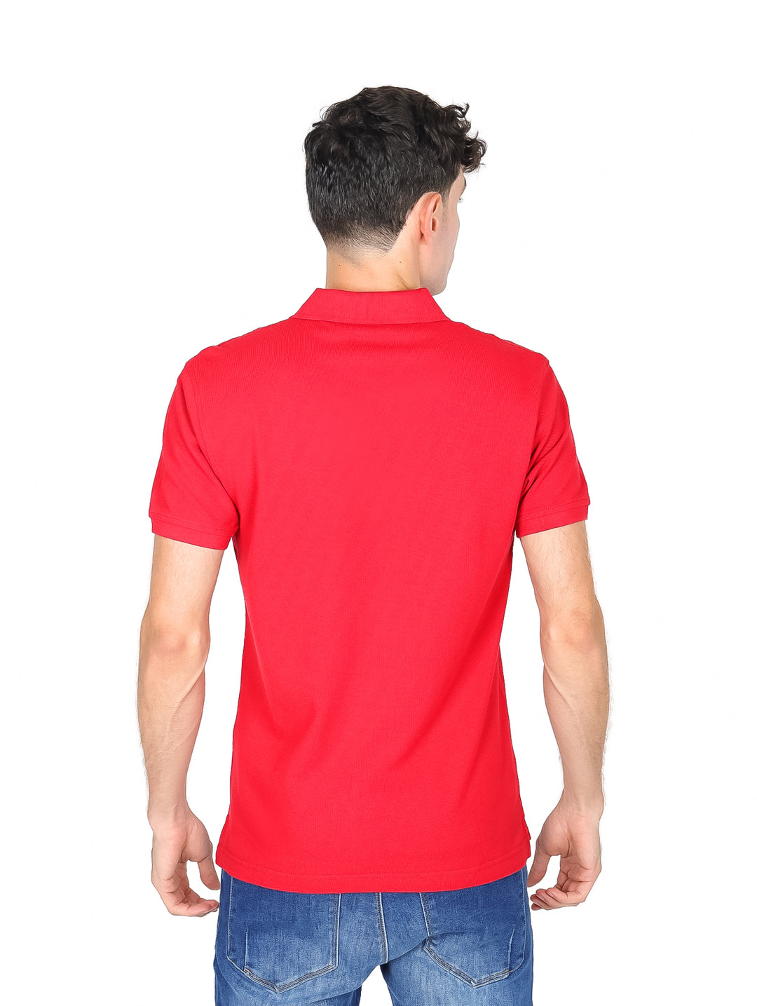 Hombre vistiendo una playera polo de color rojo crimson de la marca Levi&