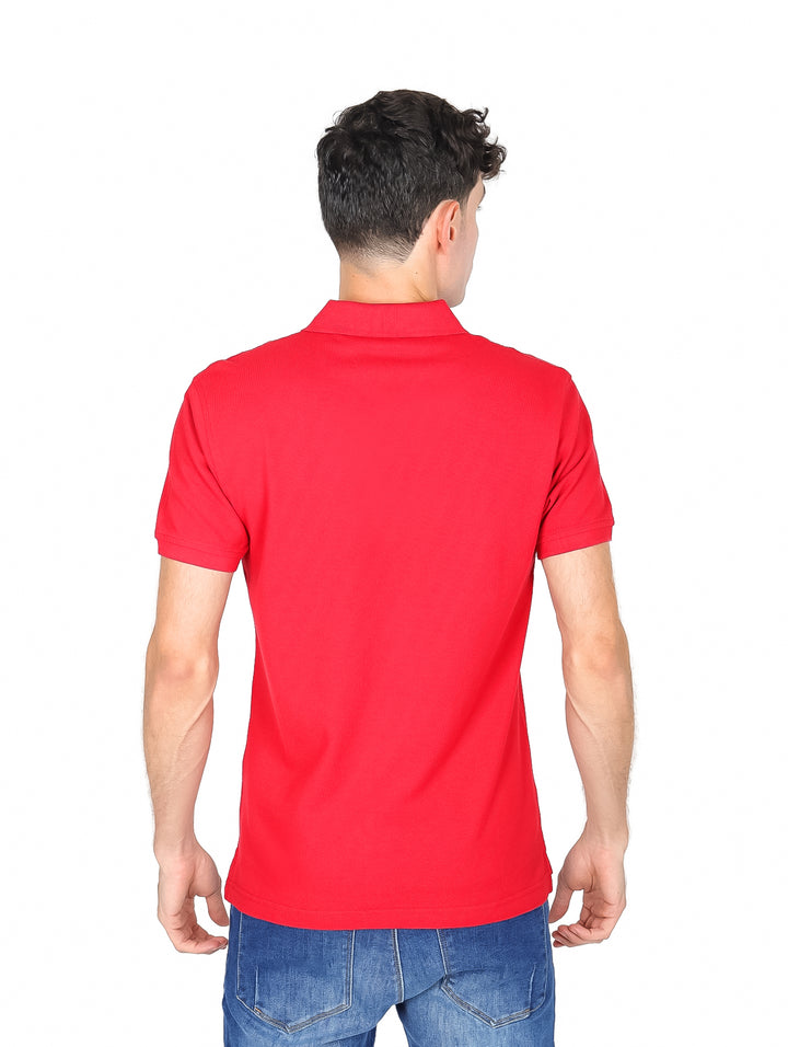 Hombre vistiendo una playera polo de color rojo crimson de la marca Levi&