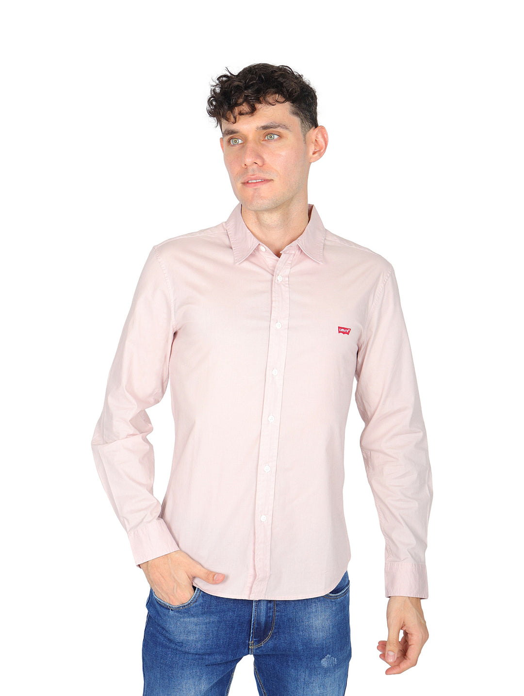 Hombre vistiendo una camisa Levi&
