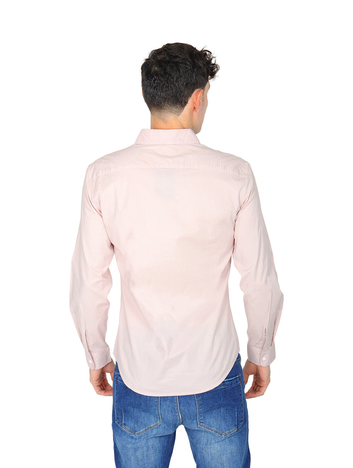 Hombre vistiendo una camisa Levi&