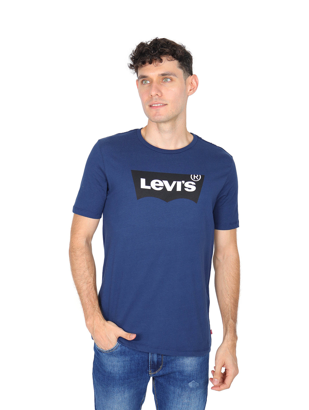 Hombre vistiendo una camiseta azul de manga corta con el logotipo de Levi&
