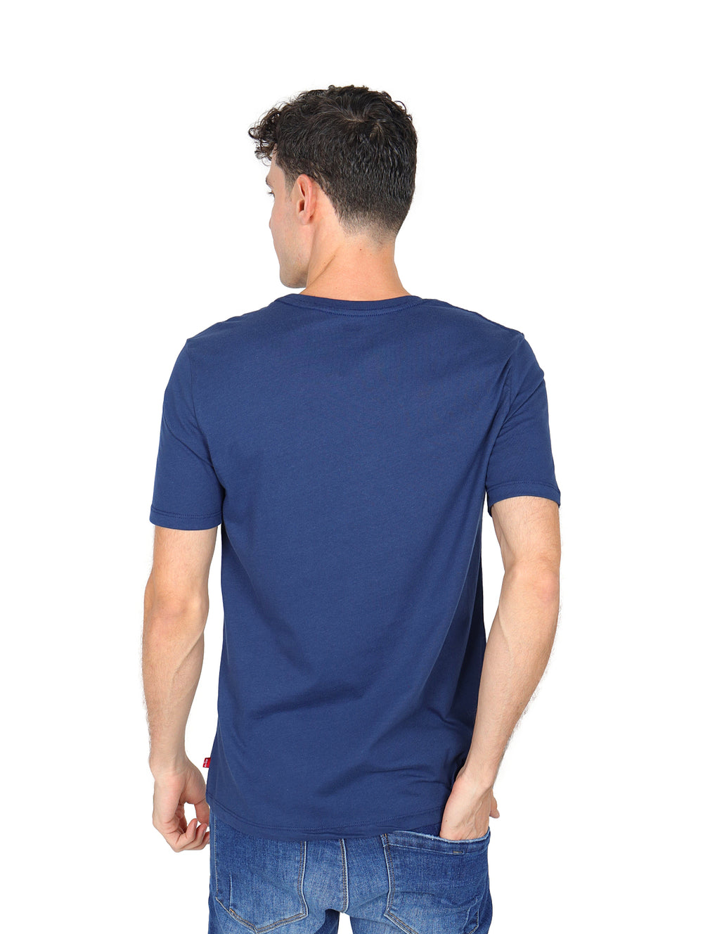Hombre vistiendo una camiseta azul de manga corta con el logotipo de Levi's en el pecho.