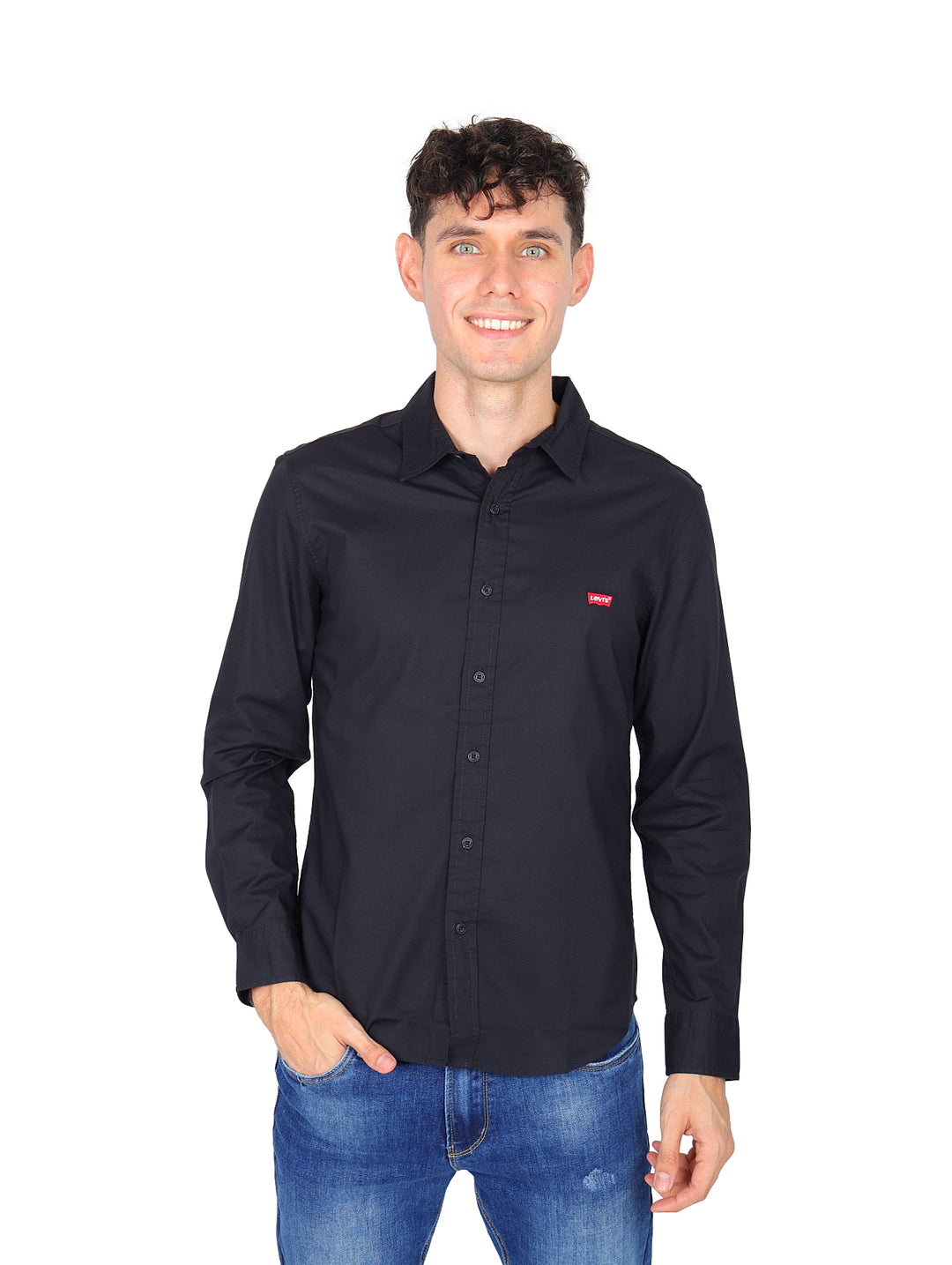 Hombre vistiendo una camisa Levi&