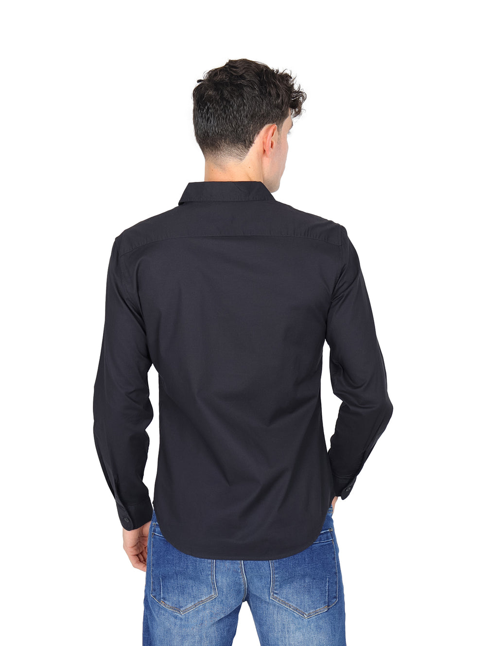 Hombre vistiendo una camisa Levi's de color negro con manga larga y botones.