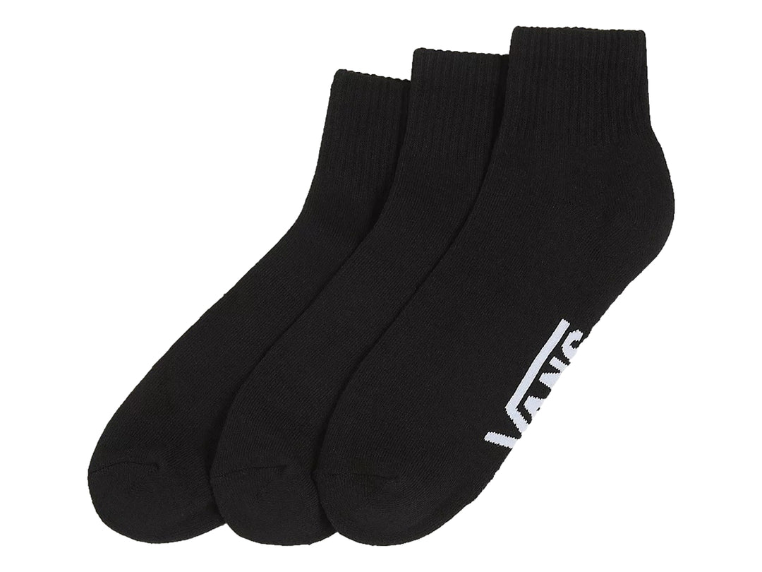 Paquete de tres pares de calcetines negros de corte tobillo marca Vans con logotipo blanco.