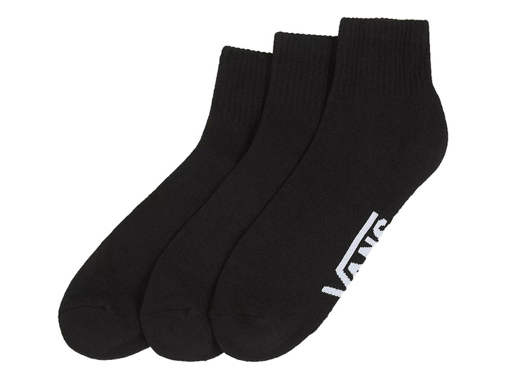 Paquete de tres pares de calcetines negros de corte tobillo marca Vans con logotipo blanco.