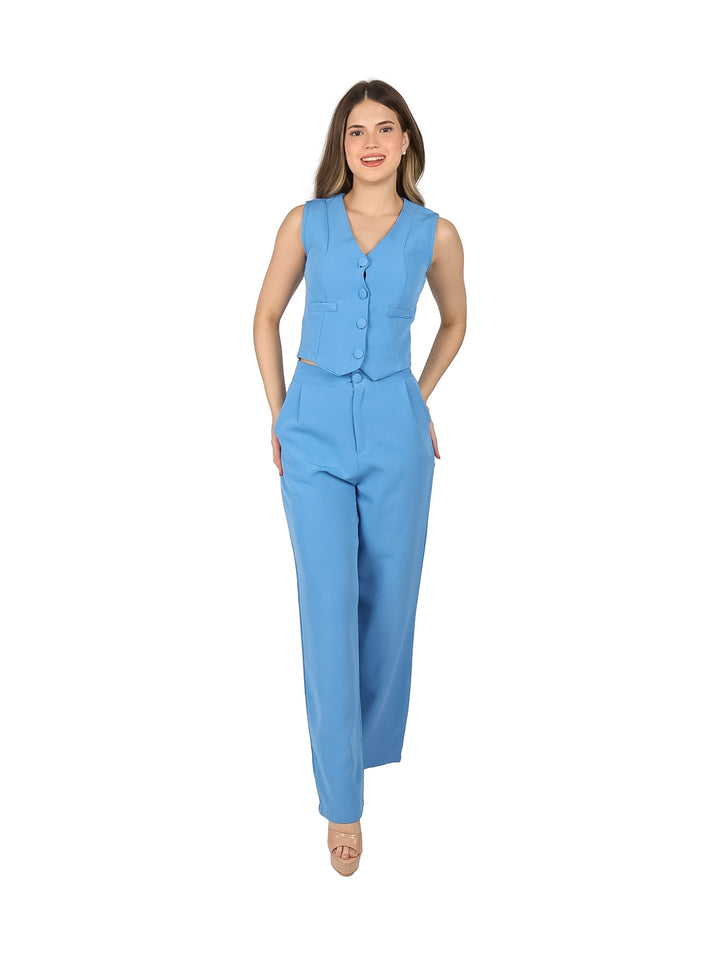 Mujer vistiendo un conjunto de dos piezas color azul cielo con chaleco abotonado y pantalón de pierna ancha.