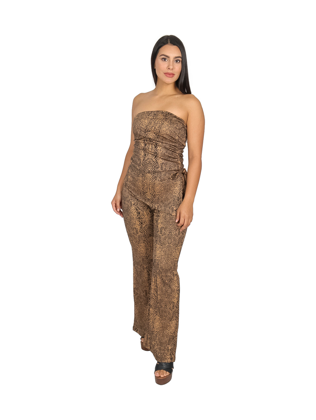 Mujer vistiendo un conjunto de dos piezas color camel con blusa strapless y pantalón ancho.