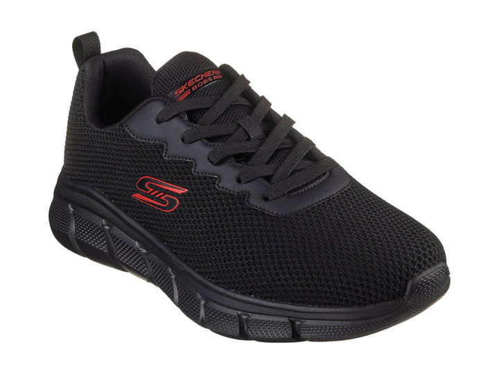 Tenis deportivos Skechers color negro con suela gruesa y detalles en rojo.