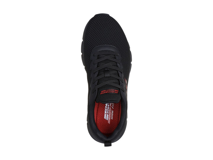 Tenis deportivos Skechers color negro con suela gruesa y detalles en rojo.