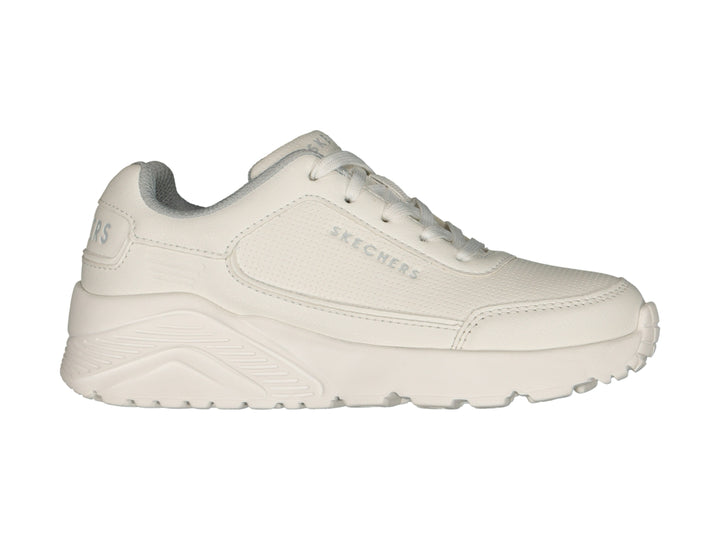 Tenis Skechers color blanco con suela gruesa y cordones.