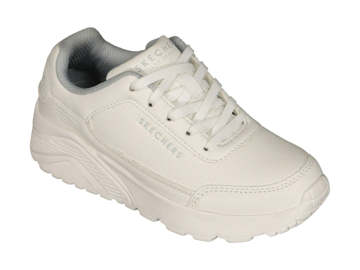 Tenis Skechers color blanco con suela gruesa y cordones.