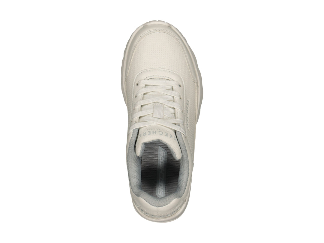 Tenis Skechers color blanco con suela gruesa y cordones.