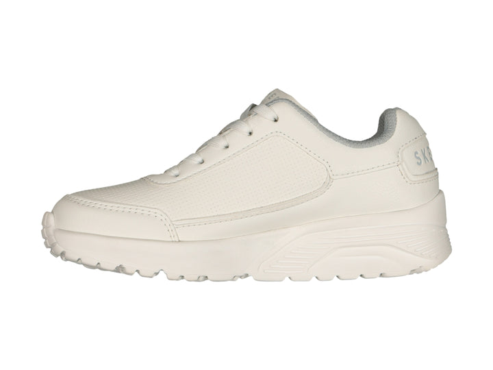 Tenis Skechers color blanco con suela gruesa y cordones.
