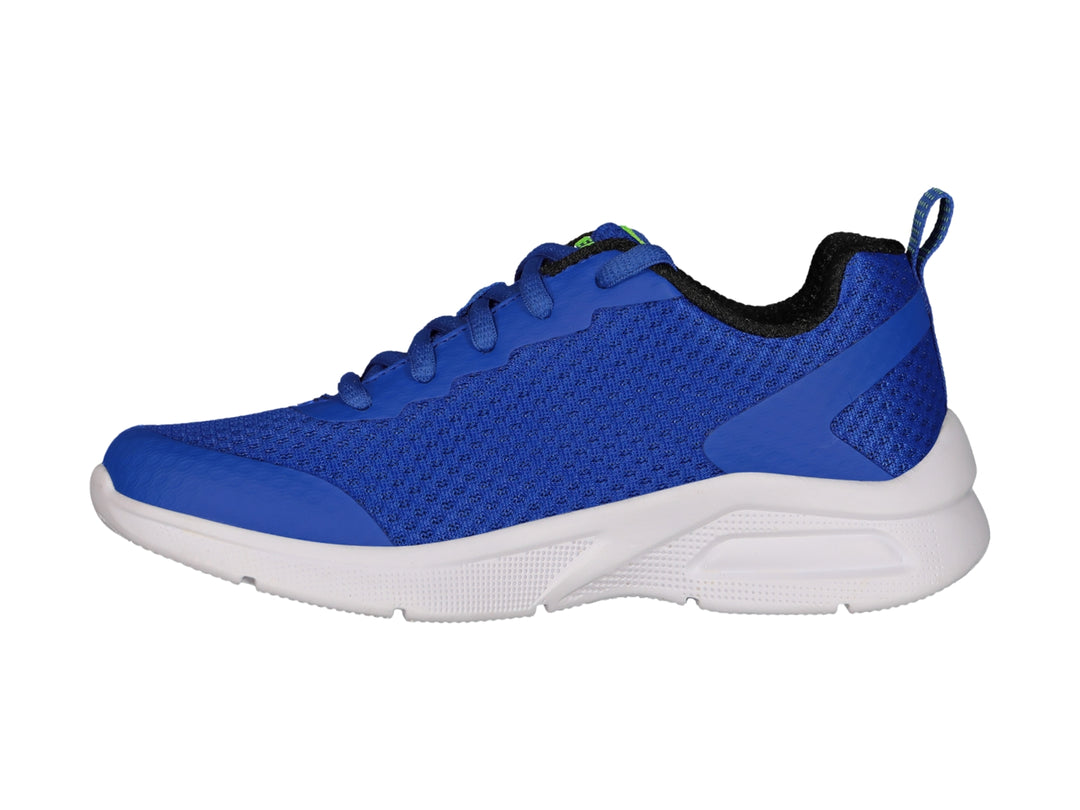Tenis deportivos Skechers color azul con detalles en verde lima y suela blanca para niño.