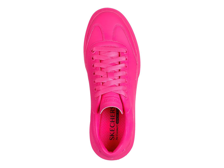 Tenis SKECHERS color fucsia con suela de plataforma y cordones.