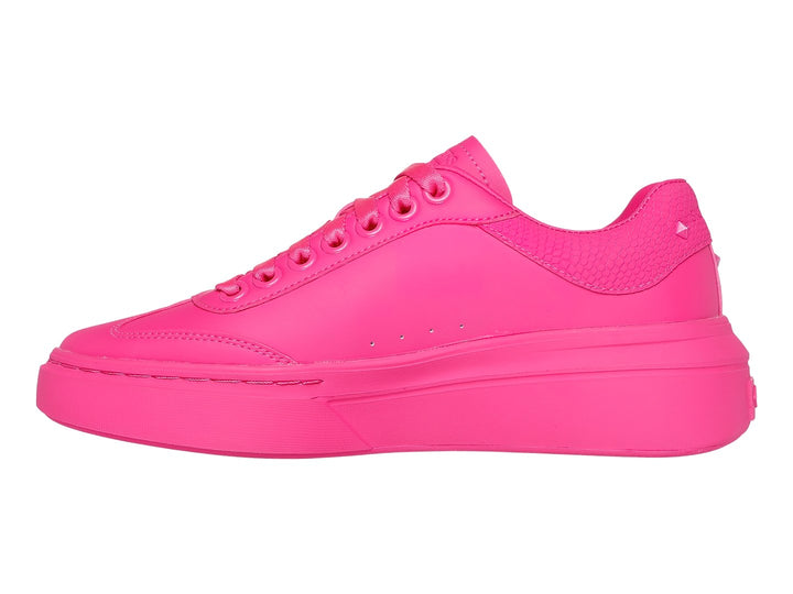 Tenis SKECHERS color fucsia con suela de plataforma y cordones.