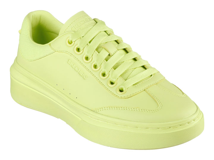 Tenis Skechers color lima monocromático con suela de plataforma y cordones.