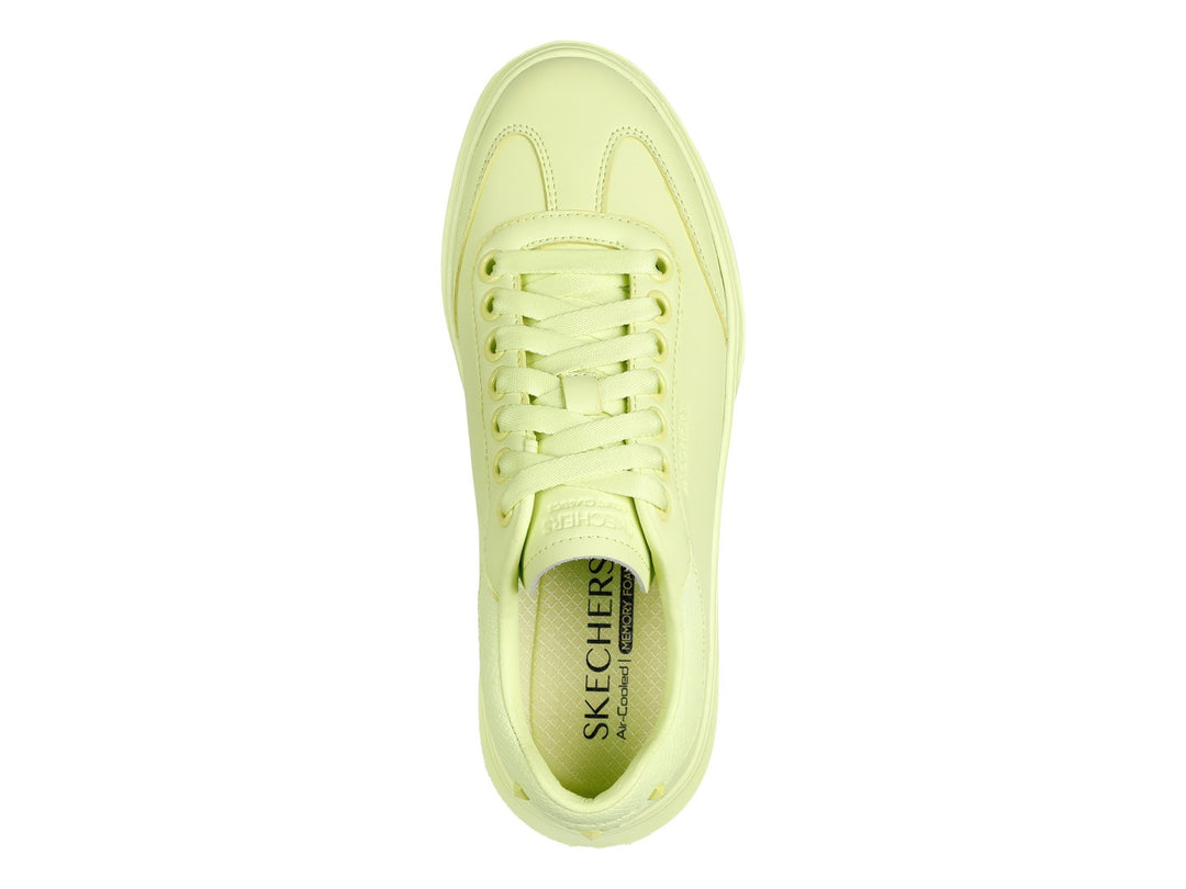Tenis Skechers color lima monocromático con suela de plataforma y cordones.