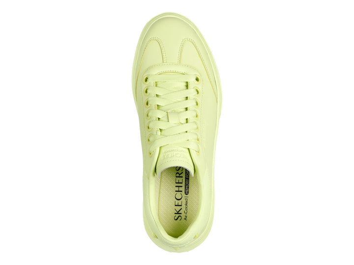 Tenis Skechers color lima monocromático con suela de plataforma y cordones.