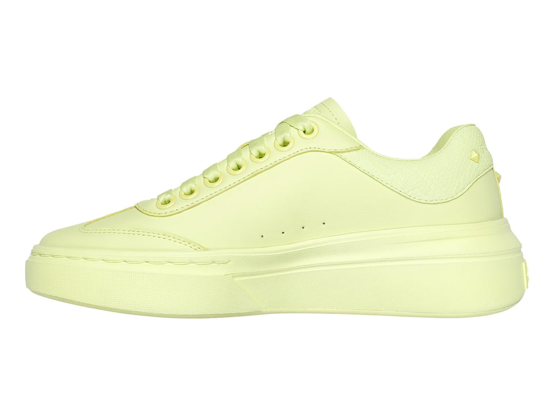 Tenis Skechers color lima monocromático con suela de plataforma y cordones.